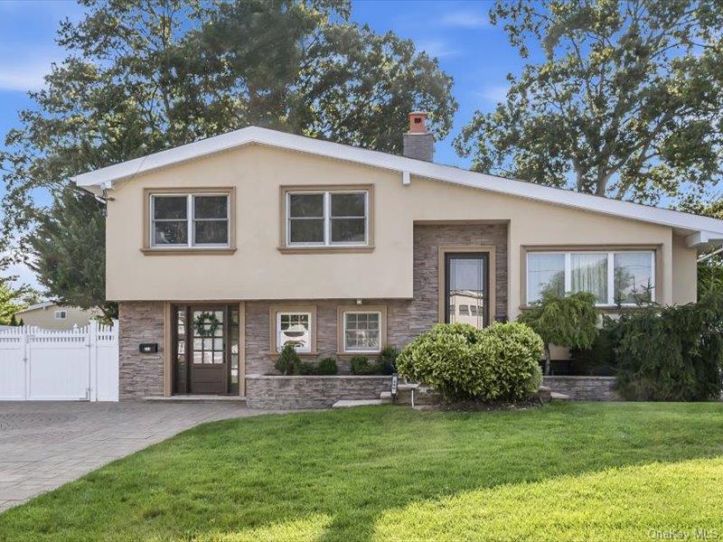 Photo of 260 W 20th Street, Deer Park, NY 11729 (MLS # 1045267)