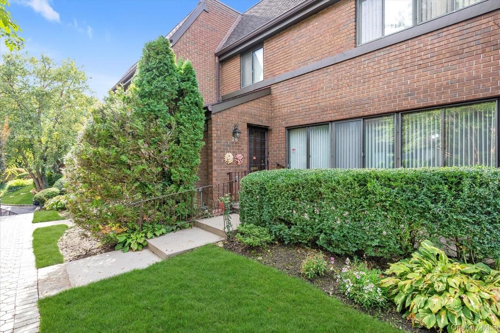 Photo of 28 Spring Hollow, Roslyn, NY 11576 (MLS # 910492)
