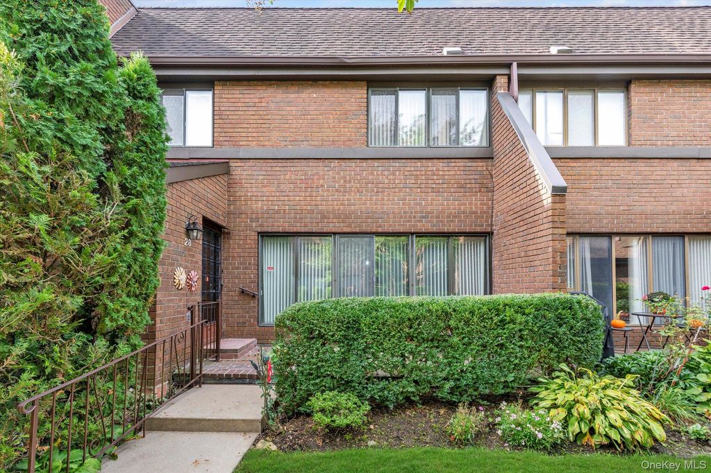 Photo of 28 Spring Hollow, Roslyn, NY 11576 (MLS # 910492)