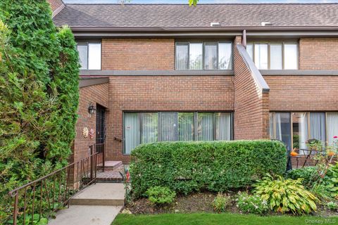 28 Spring Hollow Roslyn NY 11576
