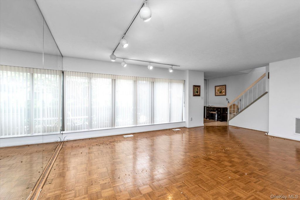 Photo of 28 Spring Hollow, Roslyn, NY 11576 (MLS # 910492)