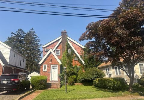 Photo of 1900 Carleton Place, Baldwin, NY 11510 (MLS # 905920)