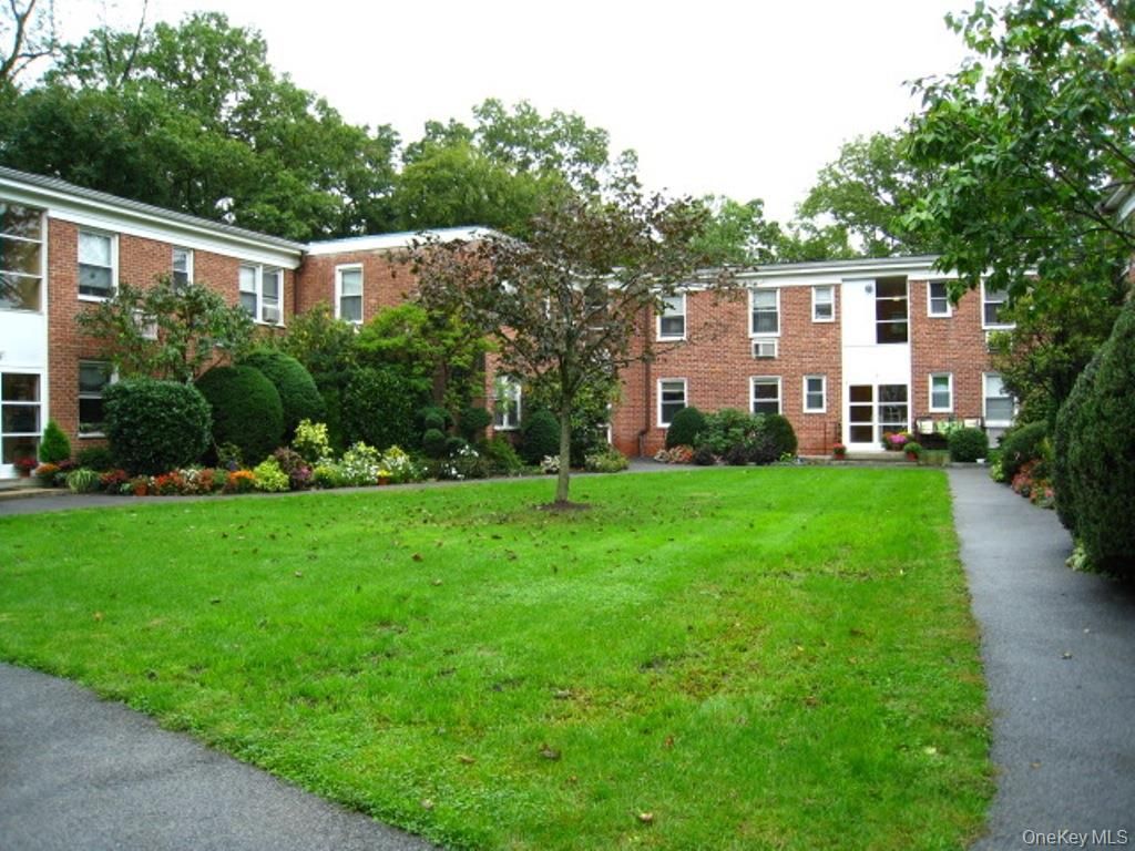 Photo of 4 Wildwood Road #A8, Hartsdale, NY 10530 (MLS # 957488)