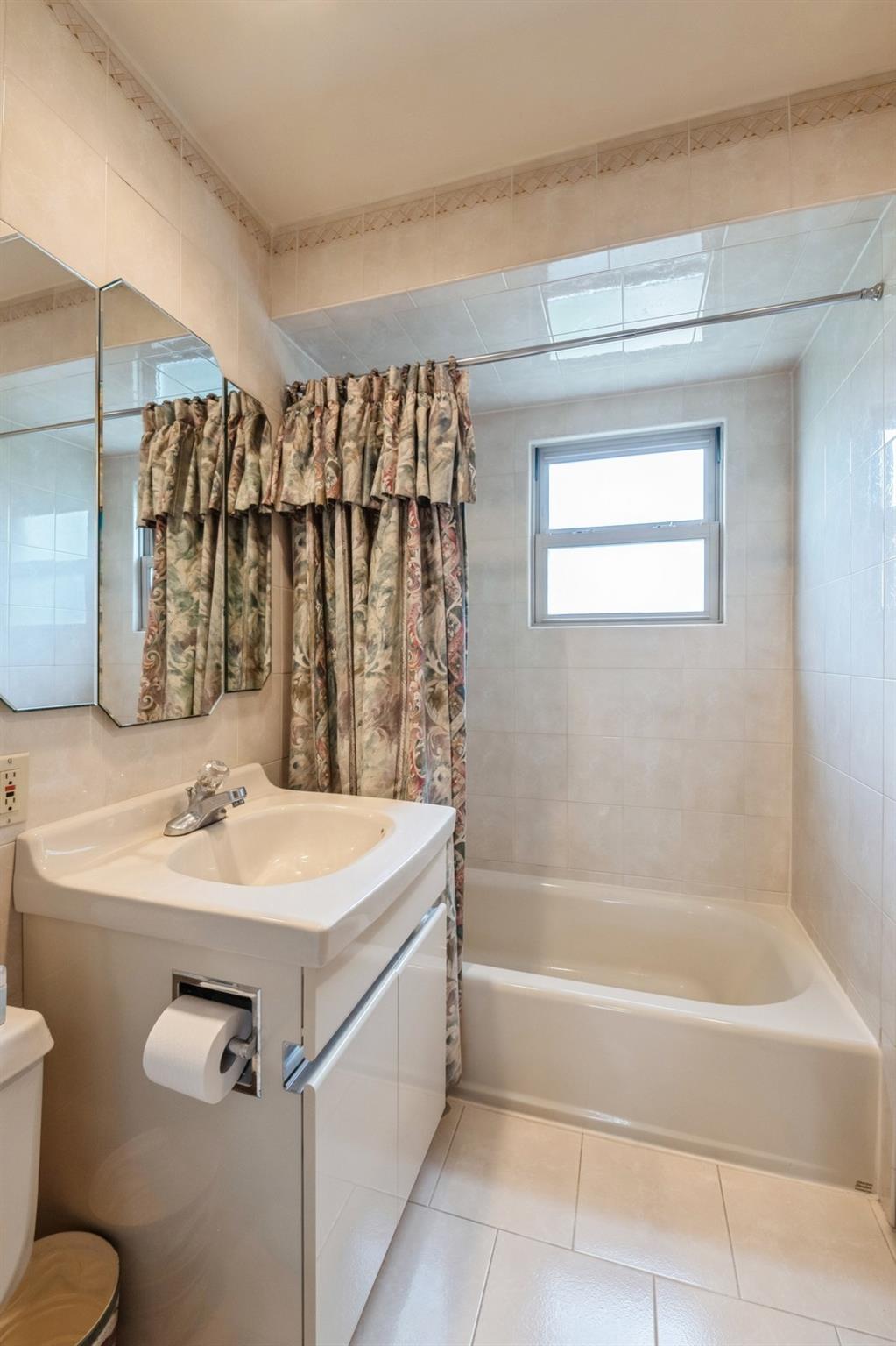 1547 Moffitt Avenue, Hewlett, New York image 12