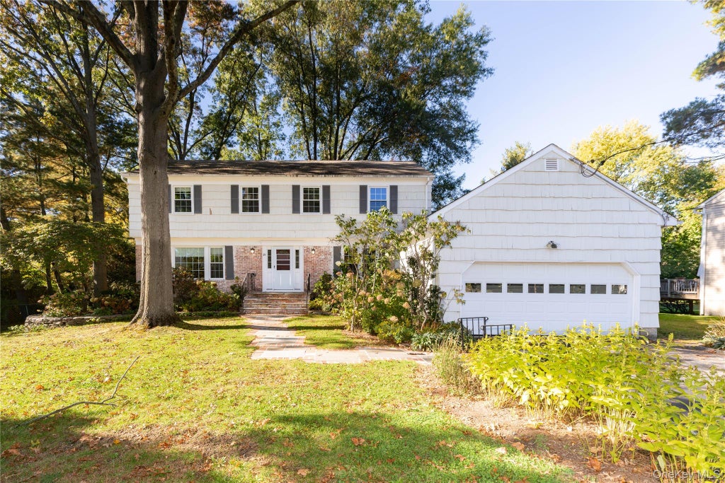 Photo of 19 Boxwood Place, Rye Brook, NY 10573 (MLS # 1066461)