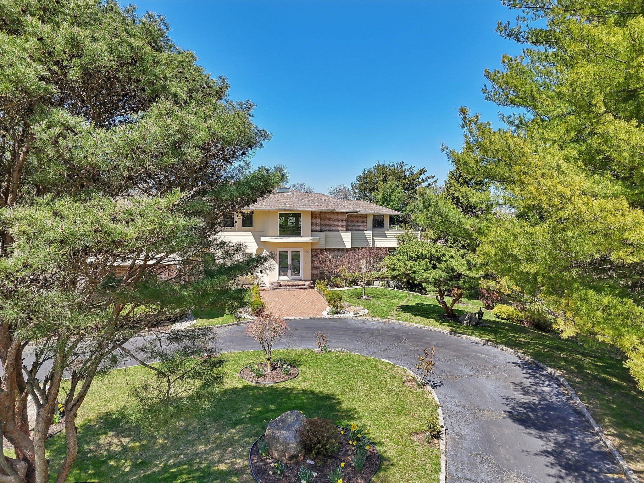 110A Windsor Gate, Great Neck, New York image 3