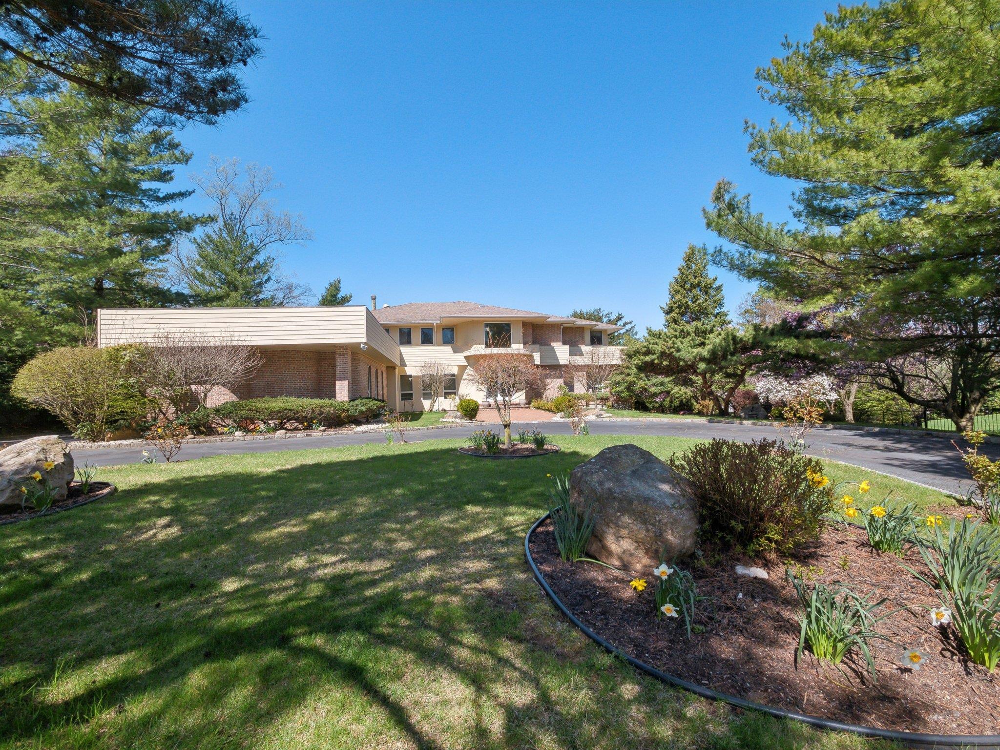 110A Windsor Gate, Great Neck, New York image 1