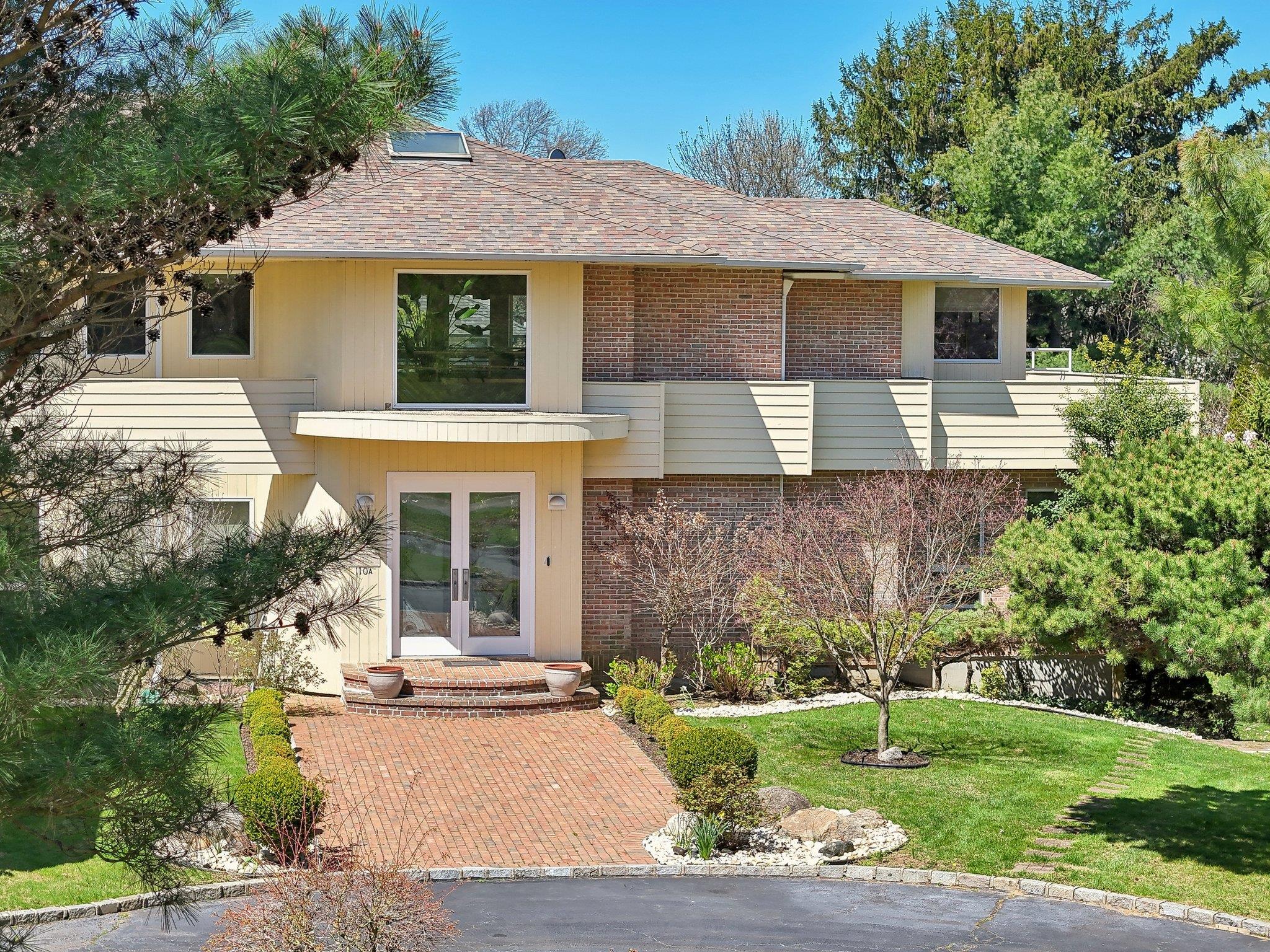 110A Windsor Gate, Great Neck, New York image 4