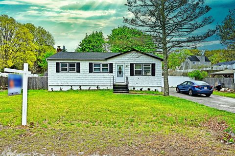 Photo of 40 Hawkins Road, Centereach, NY 11720 (MLS # 994403)