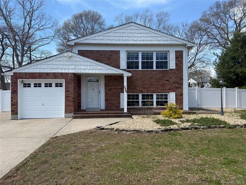 Photo of 226 Woodycrest Drive, Holtsville, NY 11742 (MLS # 986198)