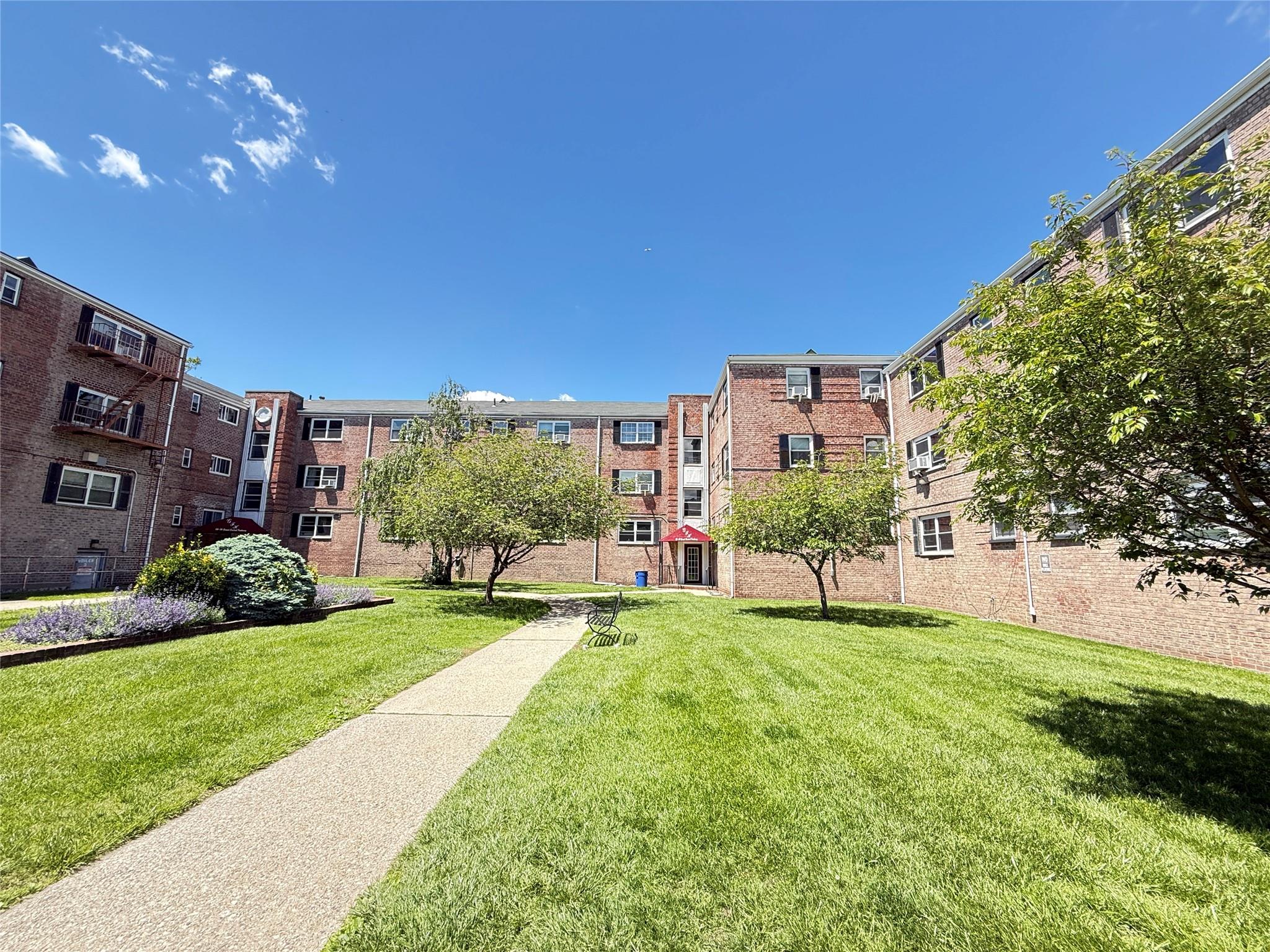 Grand Central Parkway Pkwy 1C, Forest Hills, Queens, NY - 1 Bedrooms  
1 Bathrooms  
4 Rooms - 
