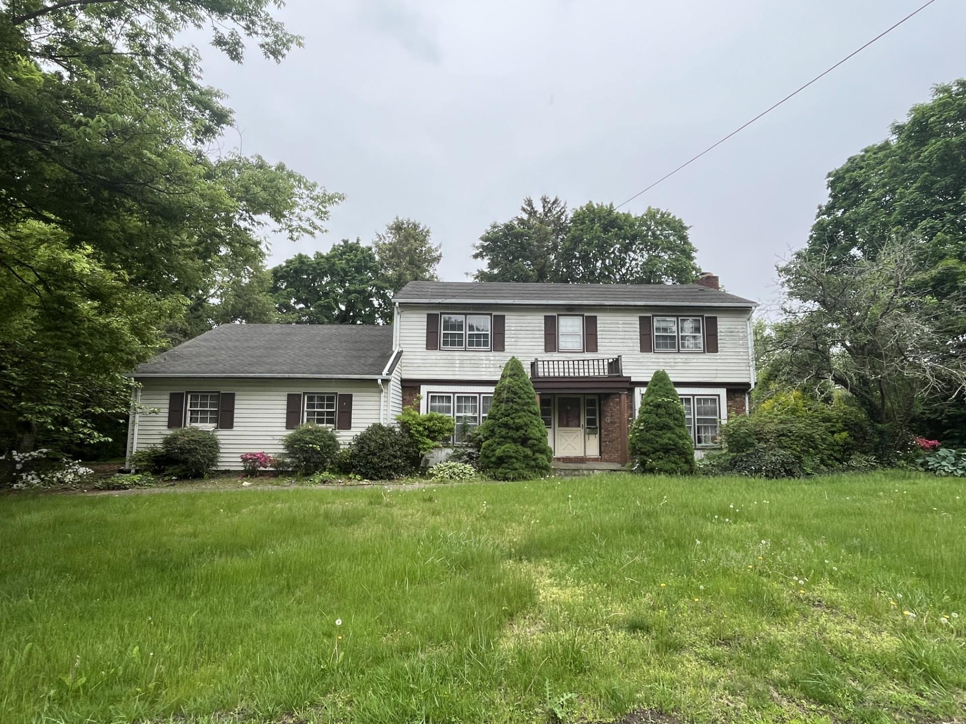 Bay Place, Huntington, Hamptons, NY - 4 Bedrooms  
3 Bathrooms - 