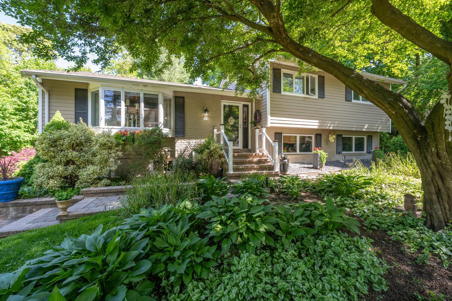 Falcon Place, Huntington, Hamptons, NY - 4 Bedrooms  
3 Bathrooms - 