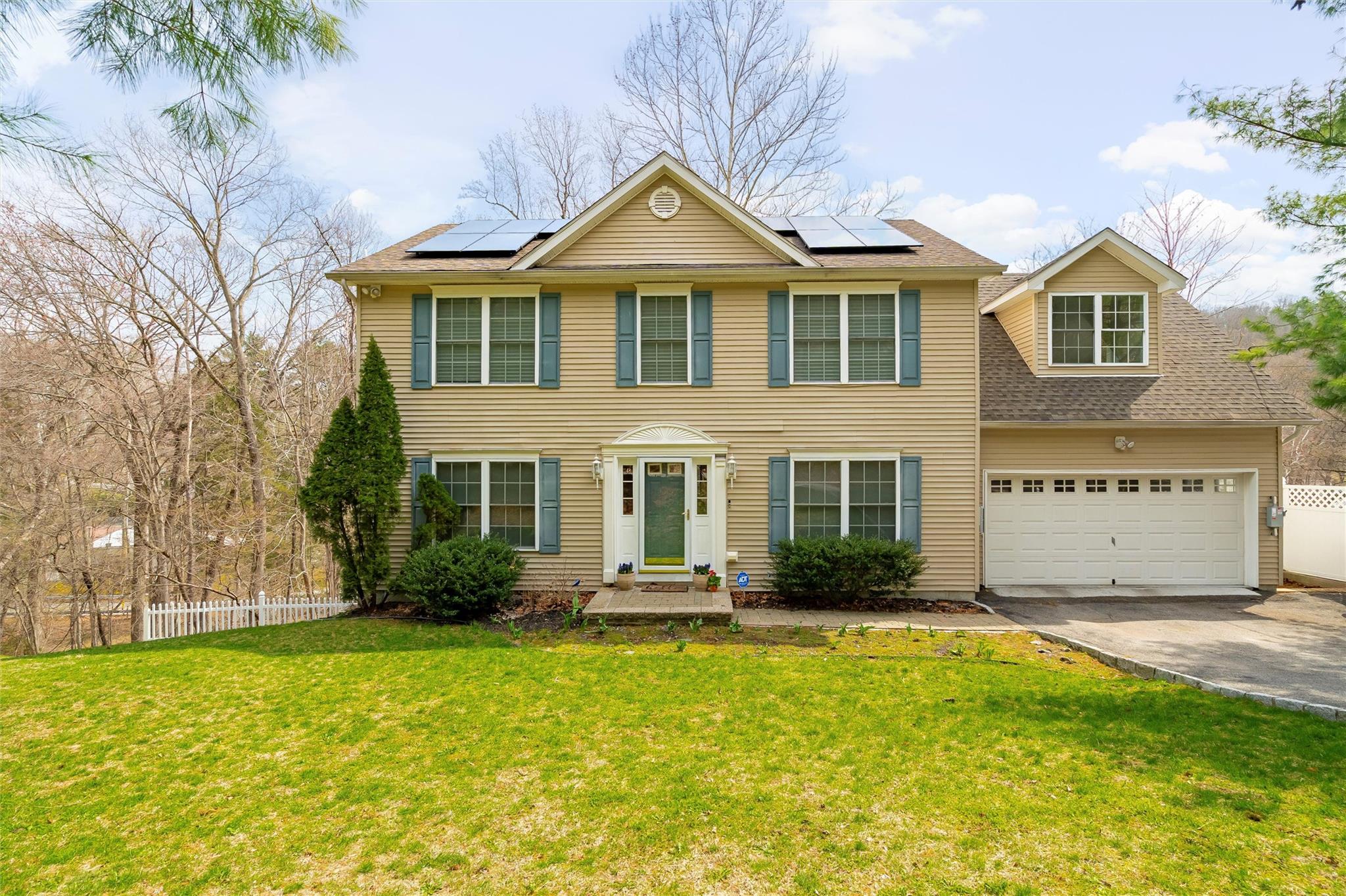 Wharton Drive, Cortlandt Manor, New York - 4 Bedrooms  
3 Bathrooms  
10 Rooms - 