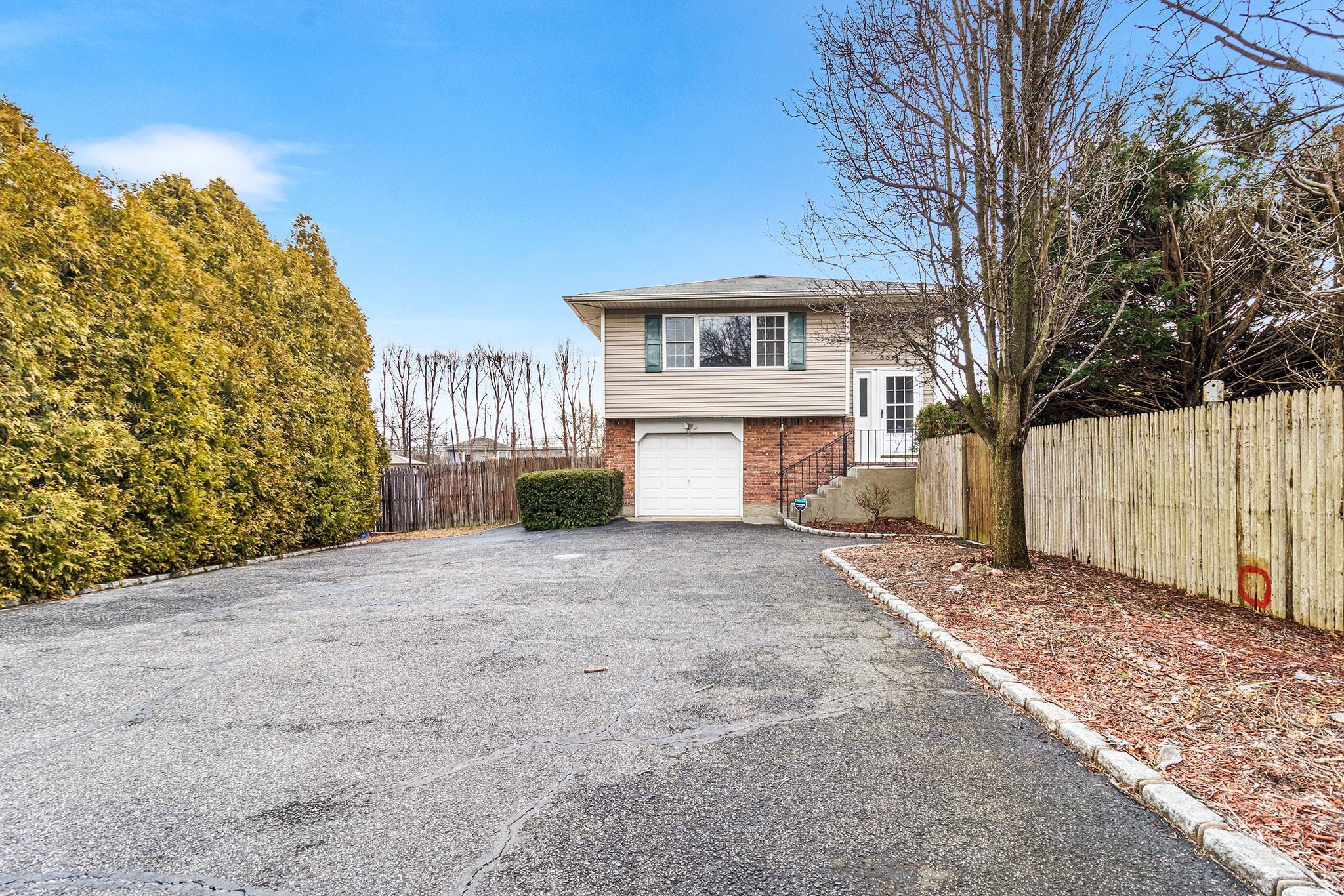 539 Elwood Road, East Northport, New York image 1