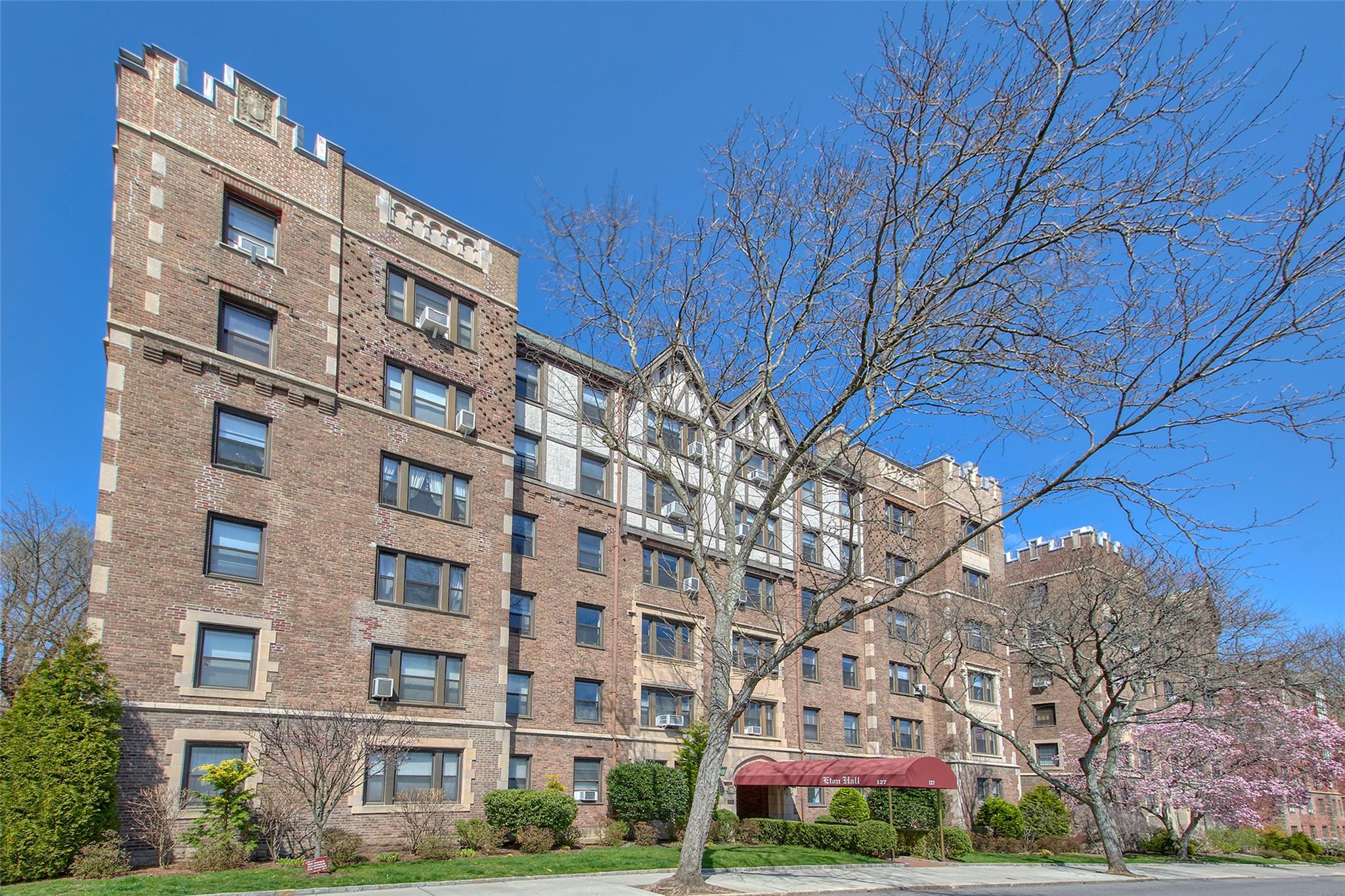 Garth Road 3H, Scarsdale, New York - 2 Bedrooms  
2 Bathrooms  
5 Rooms - 