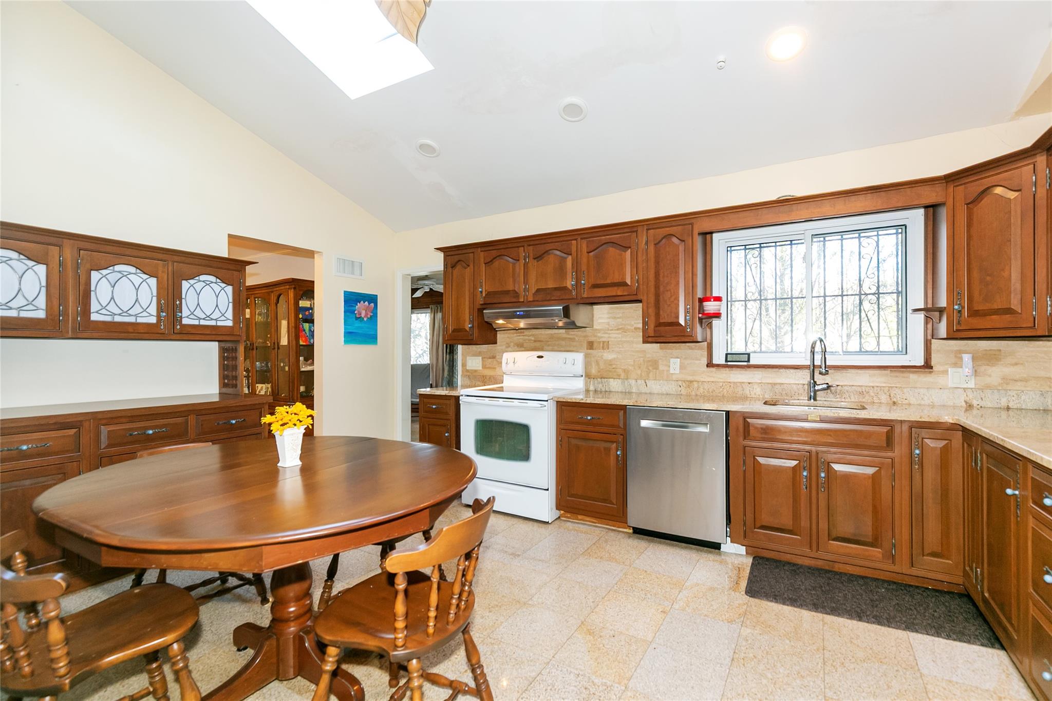 85 W Somerset Drive, Great Neck, New York image 11