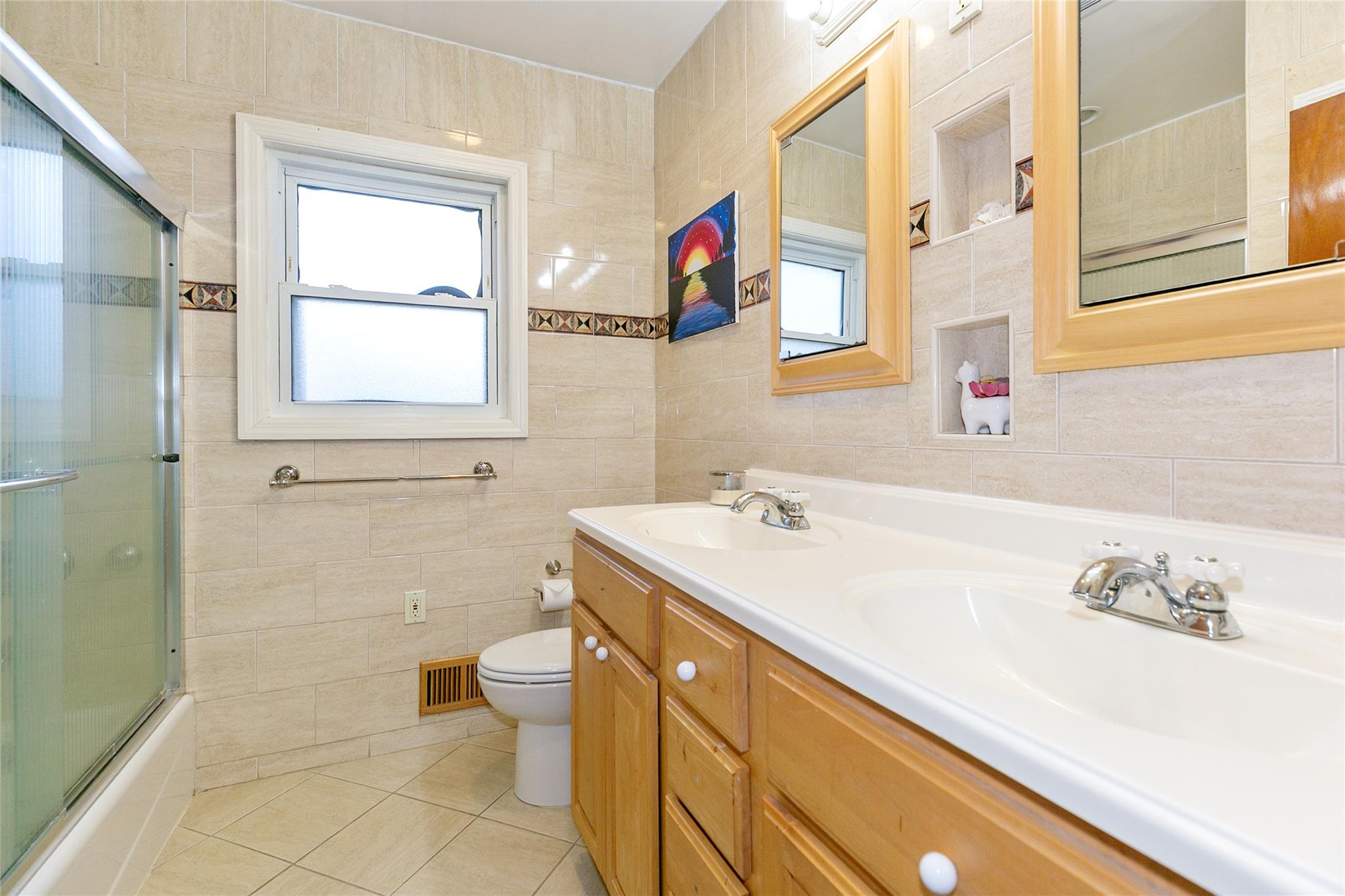 85 W Somerset Drive, Great Neck, New York image 18