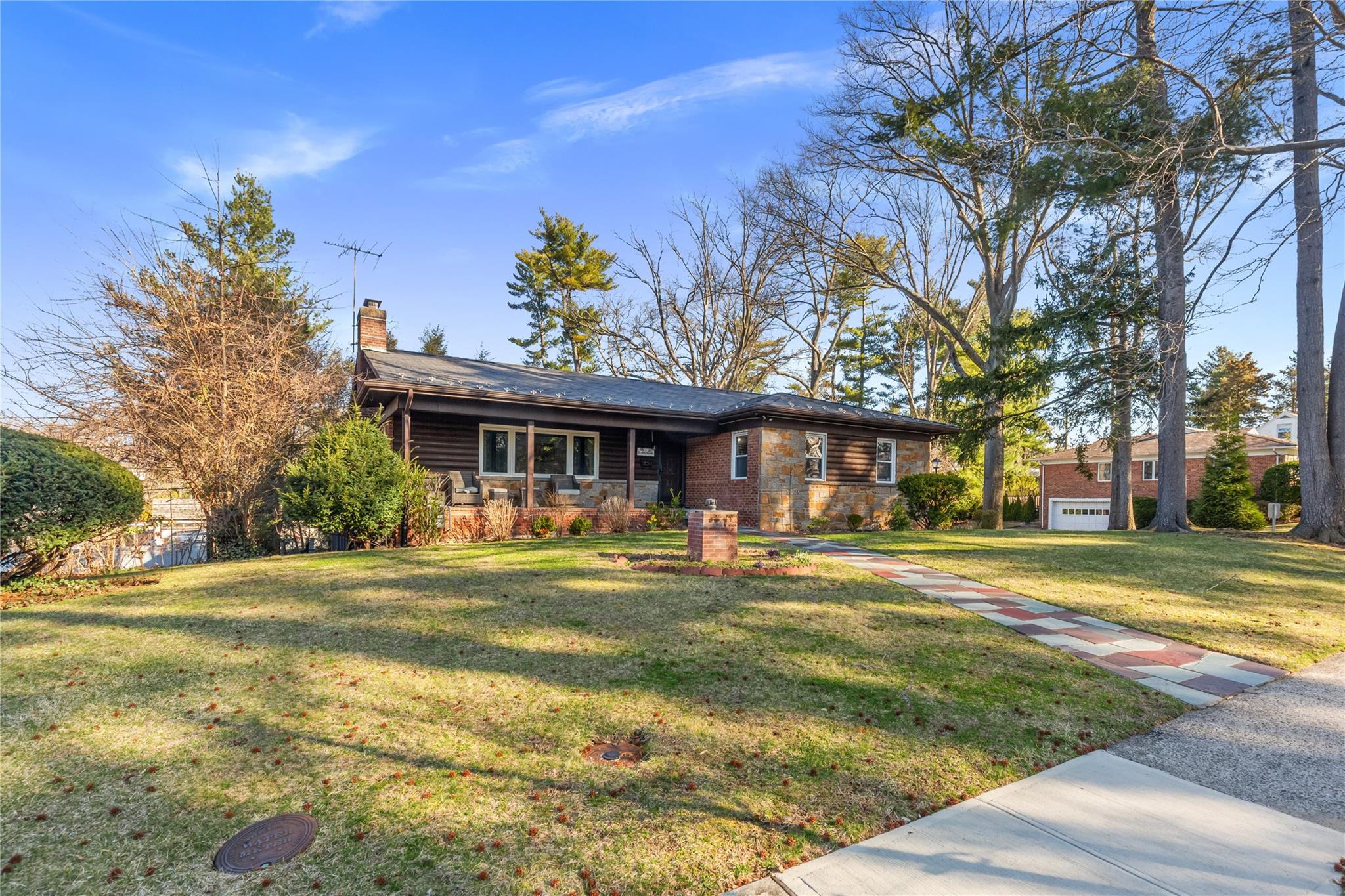 85 W Somerset Drive, Great Neck, New York image 2
