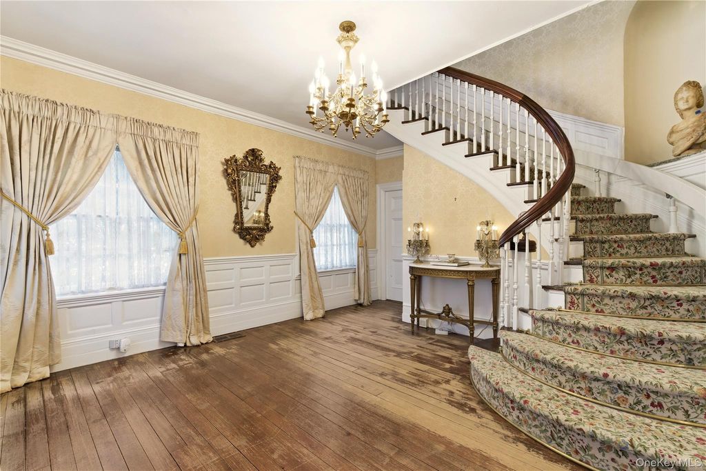 Photo of 42 Clocktower Lane, Old Westbury, NY 11568 (MLS # 960435)