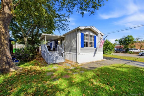 Mobile Home For Sale - 1137 UNIT 124 Lincoln Avenue<br/> Holbrook, NY 11741
