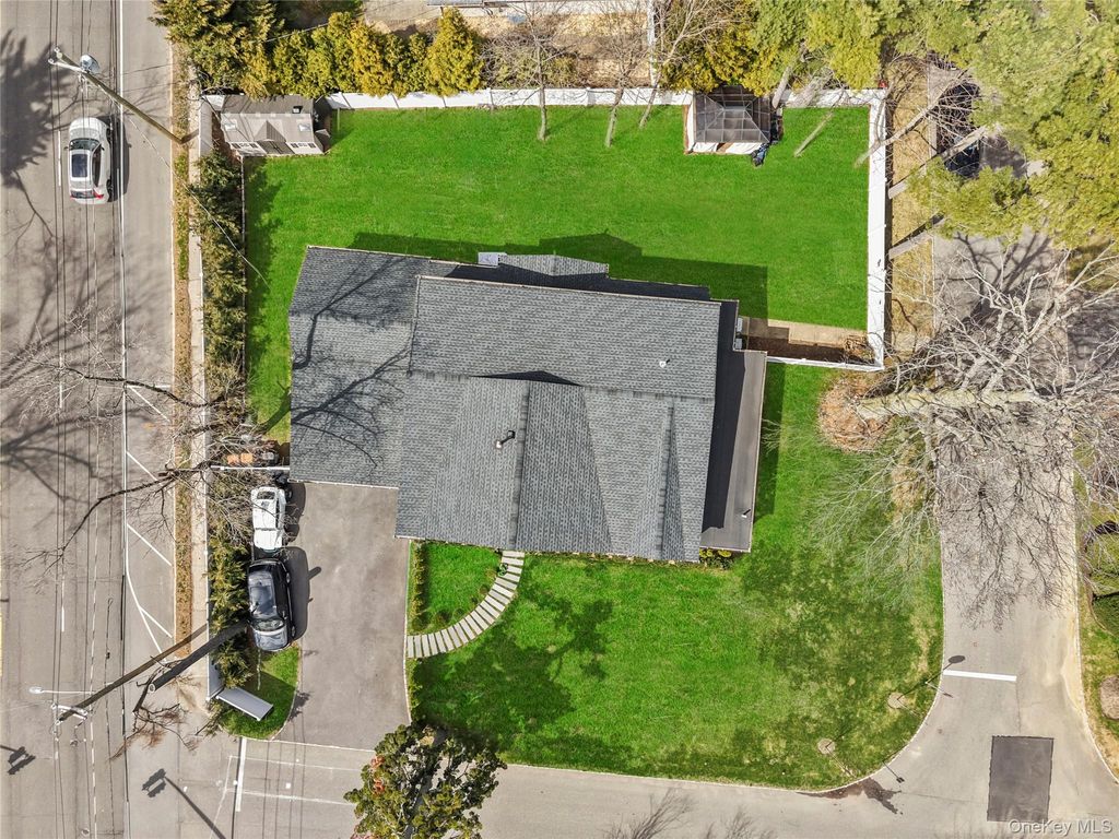 Photo of 2 Pine Drive S, Roslyn, NY 11576 (MLS # 985081)