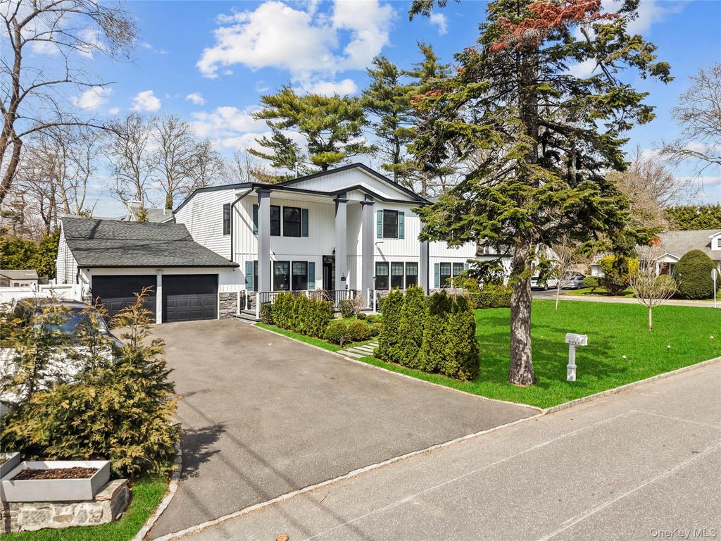 Photo of 2 Pine Drive S, Roslyn, NY 11576 (MLS # 985081)