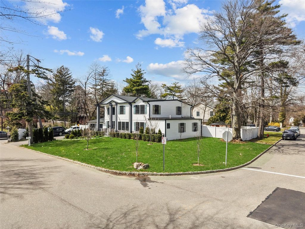 Photo of 2 Pine Drive S, Roslyn, NY 11576 (MLS # 985081)