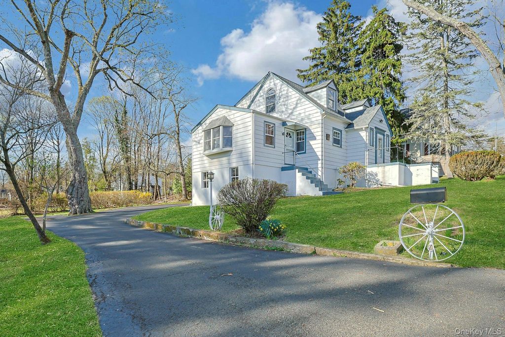 Photo of 13 Maple Avenue, West Nyack, NY 10994 (MLS # 983946)