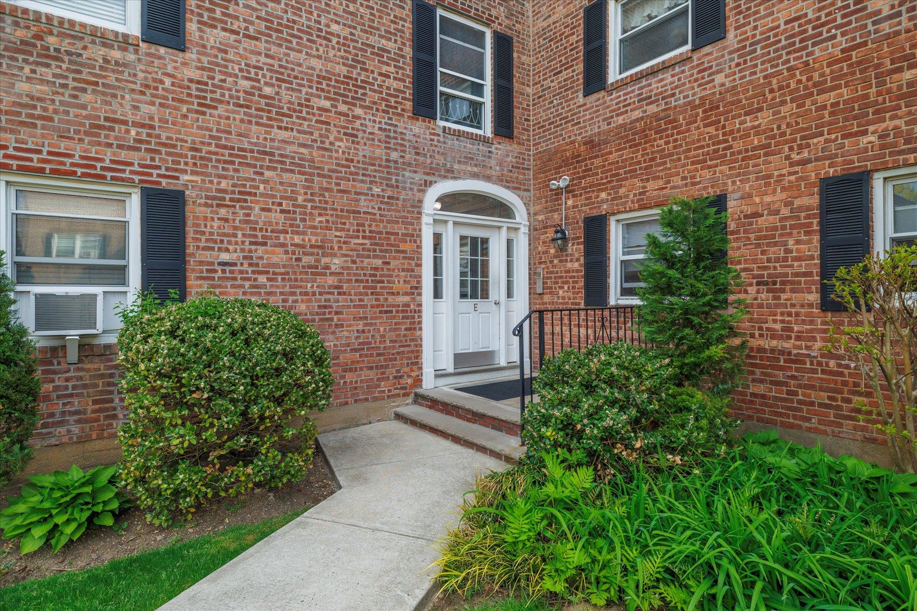261 Central Avenue #E4, Lawrence, New York image 2