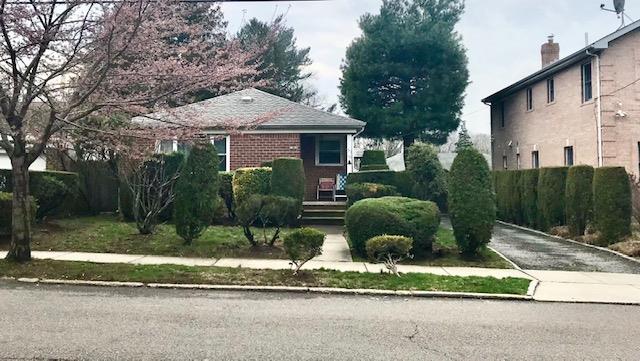 Property for Sale at 248th Street, Douglaston, Queens, NY - Bedrooms: 3 
Bathrooms: 1 
Rooms: 6  - $999,000