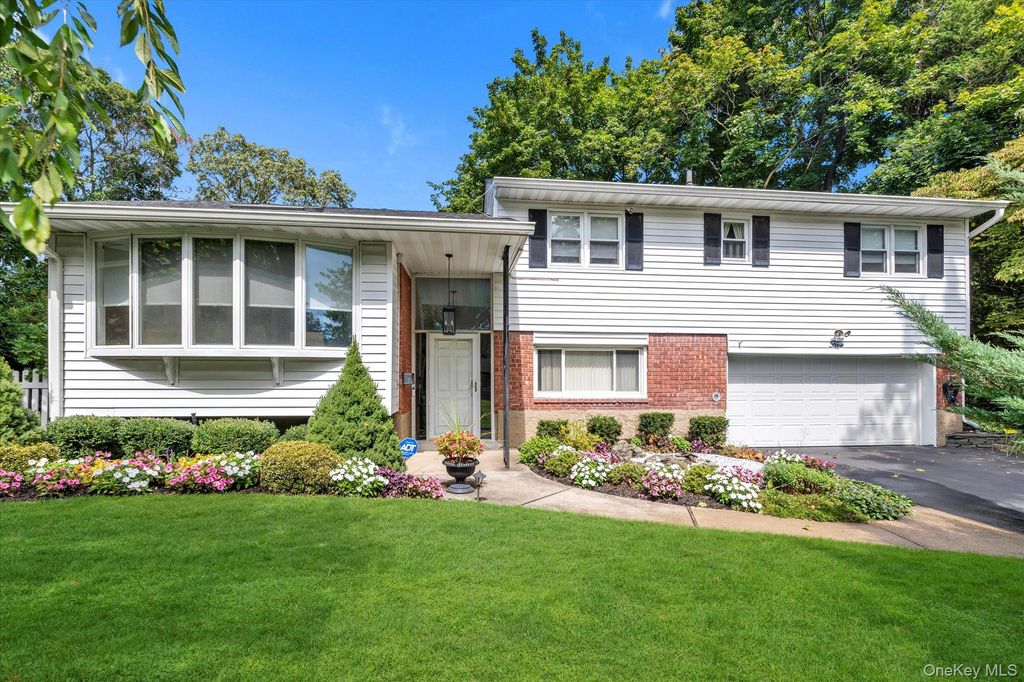 Photo of 5 Meroke Court, Huntington Station, NY 11746 (MLS # 921627)