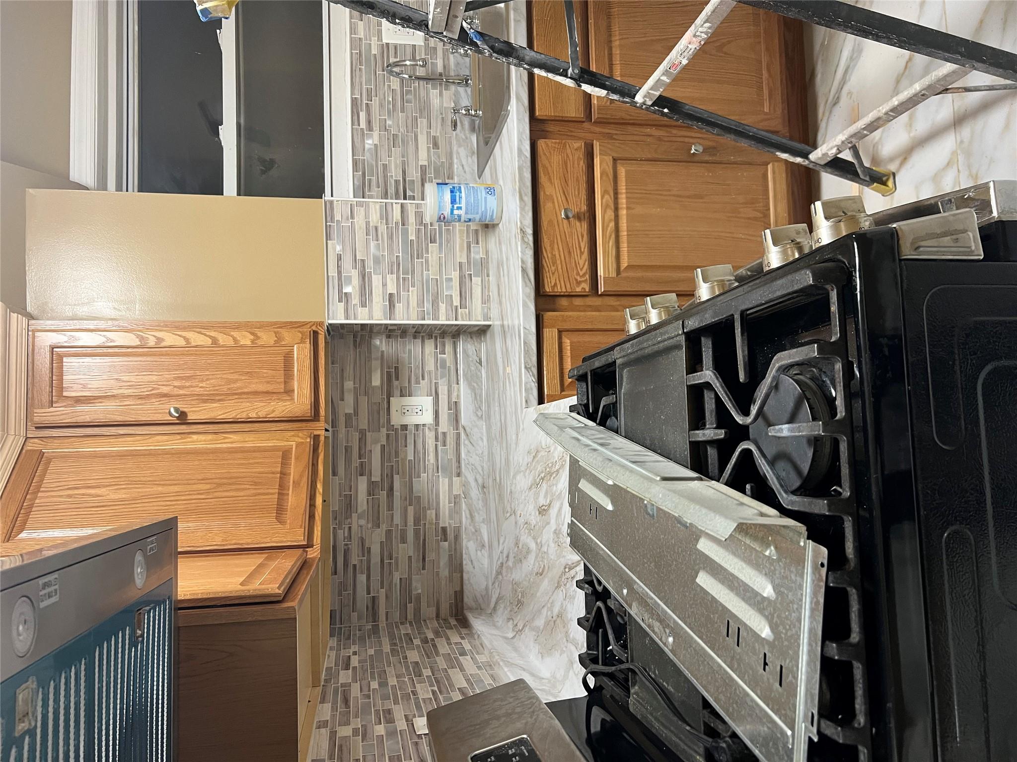 Nw Oneil Place Place 3, Bronx, New York - 3 Bedrooms  
2 Bathrooms  
5 Rooms - 