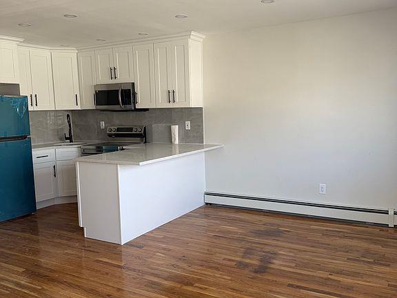 Rental Property at Almeda Avenue, Arverne, Queens, NY - Bedrooms: 3 
Bathrooms: 1 
Rooms: 5  - $3,400 MO.