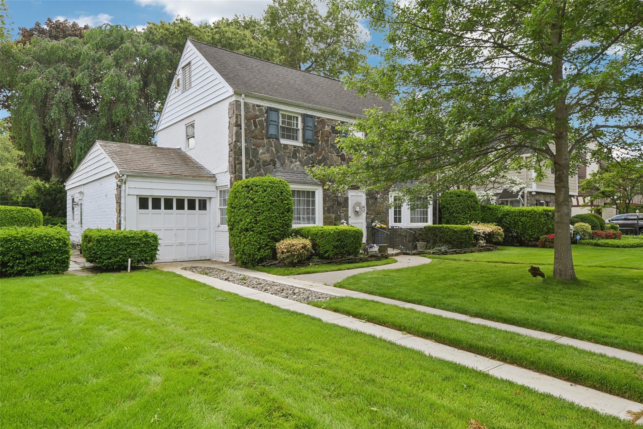 42 Huntington Road, Garden City, New York image 2