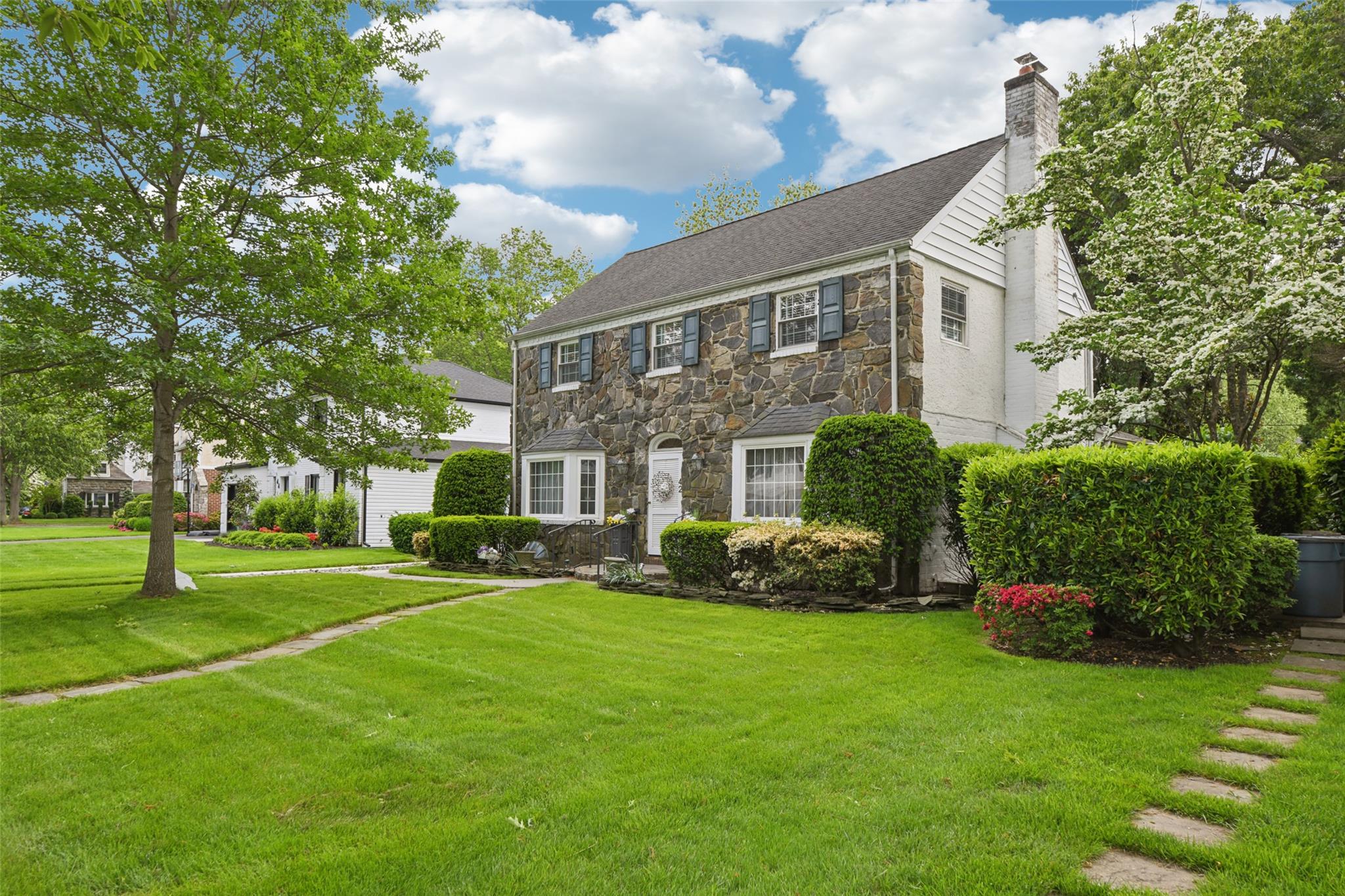 42 Huntington Road, Garden City, New York image 1