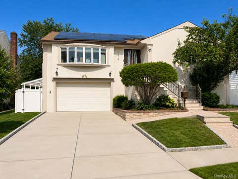 Homes For Sale - 886 Woodmere Drive<br/> Nassau County, Valley Stream, NY 11581