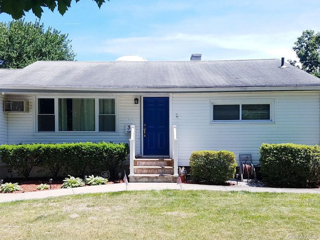 Photo of 3 Rollin Lane, Brentwood, NY 11717 (MLS # 995570)
