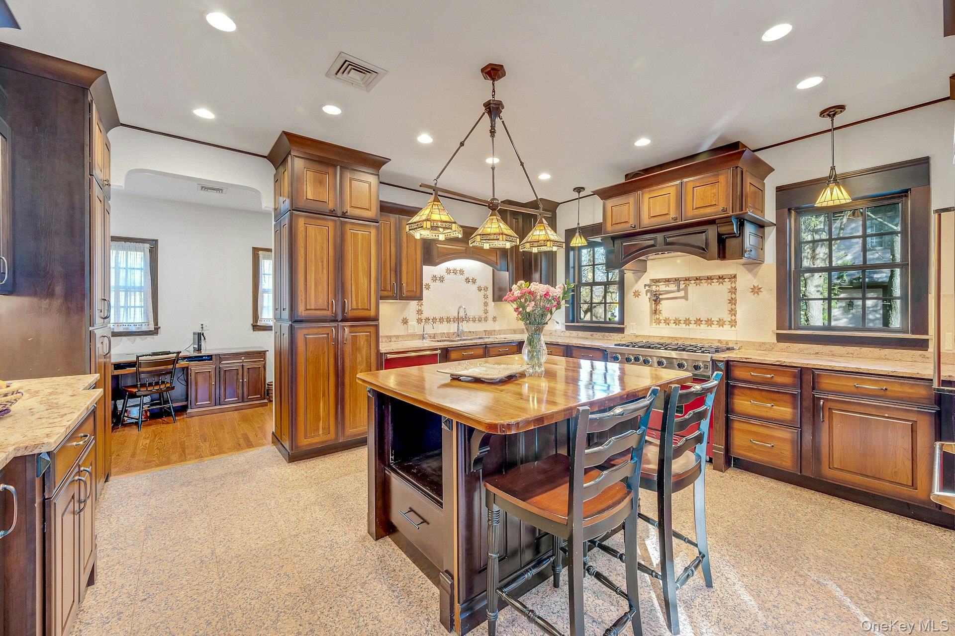 New Rochelle, New York 10804, United States, 5 Bedrooms Bedrooms, ,4 BathroomsBathrooms,Residential,Active,253414