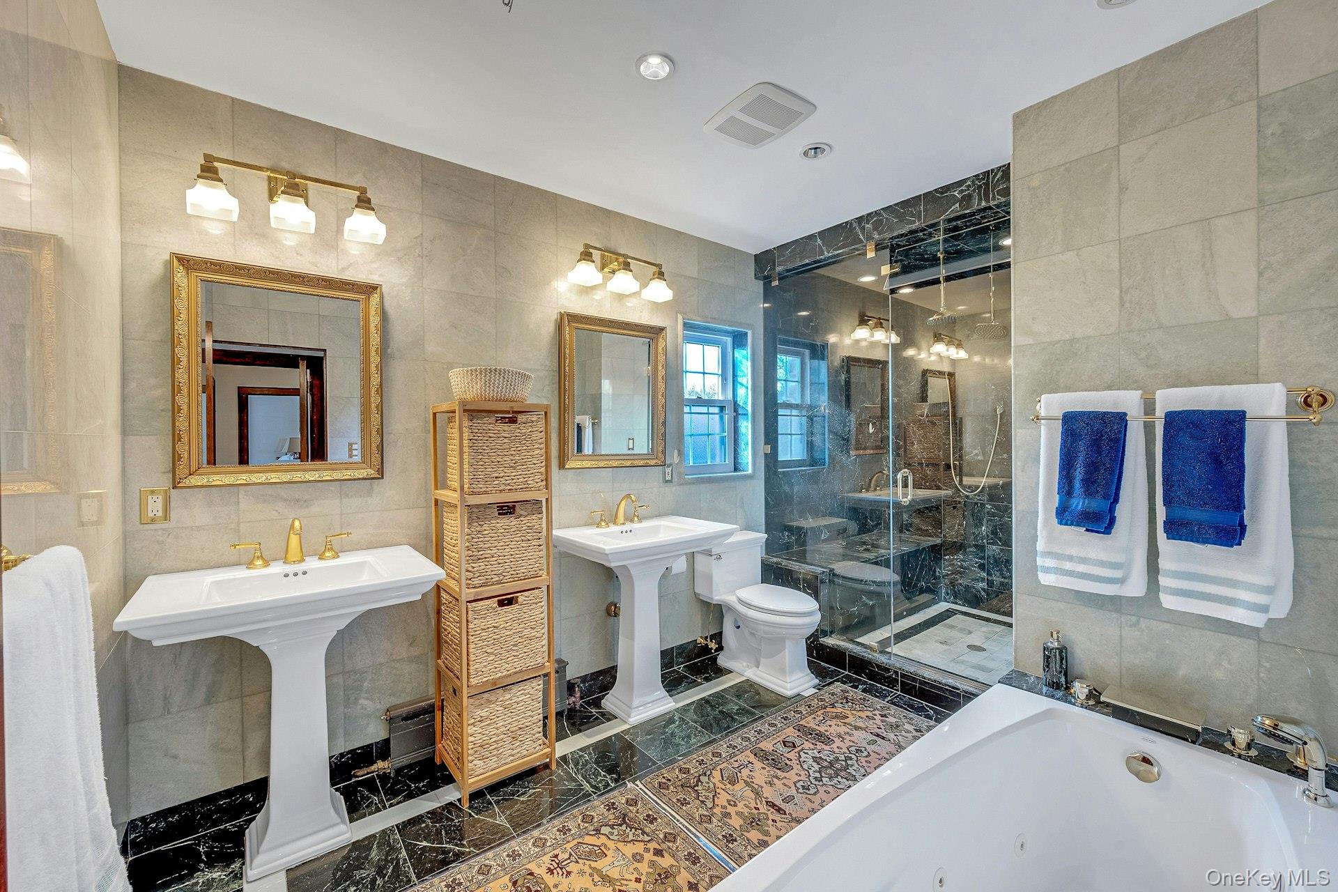 New Rochelle, New York 10804, United States, 5 Bedrooms Bedrooms, ,4 BathroomsBathrooms,Residential,Active,253414