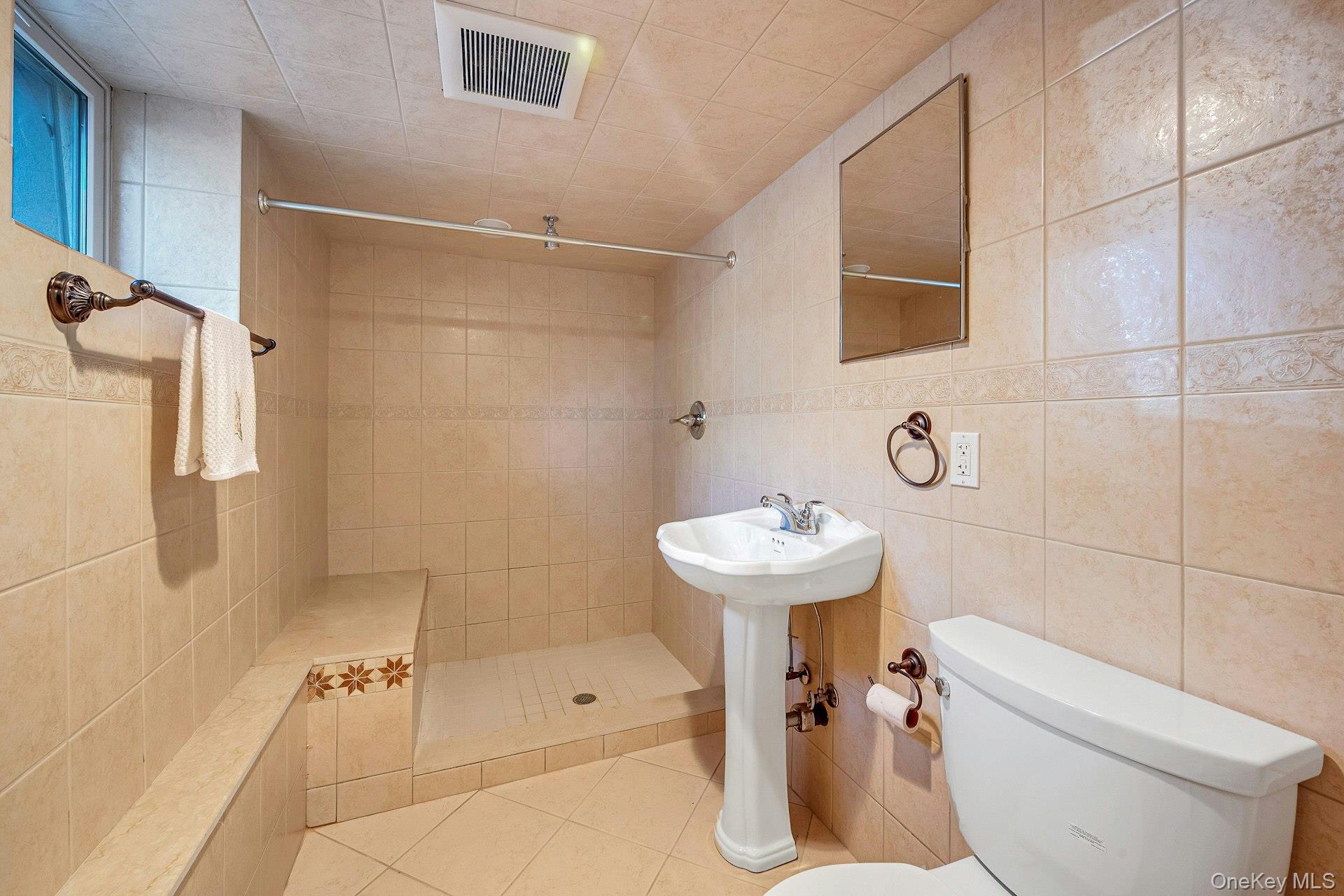 New Rochelle, New York 10804, United States, 5 Bedrooms Bedrooms, ,4 BathroomsBathrooms,Residential,Active,253414