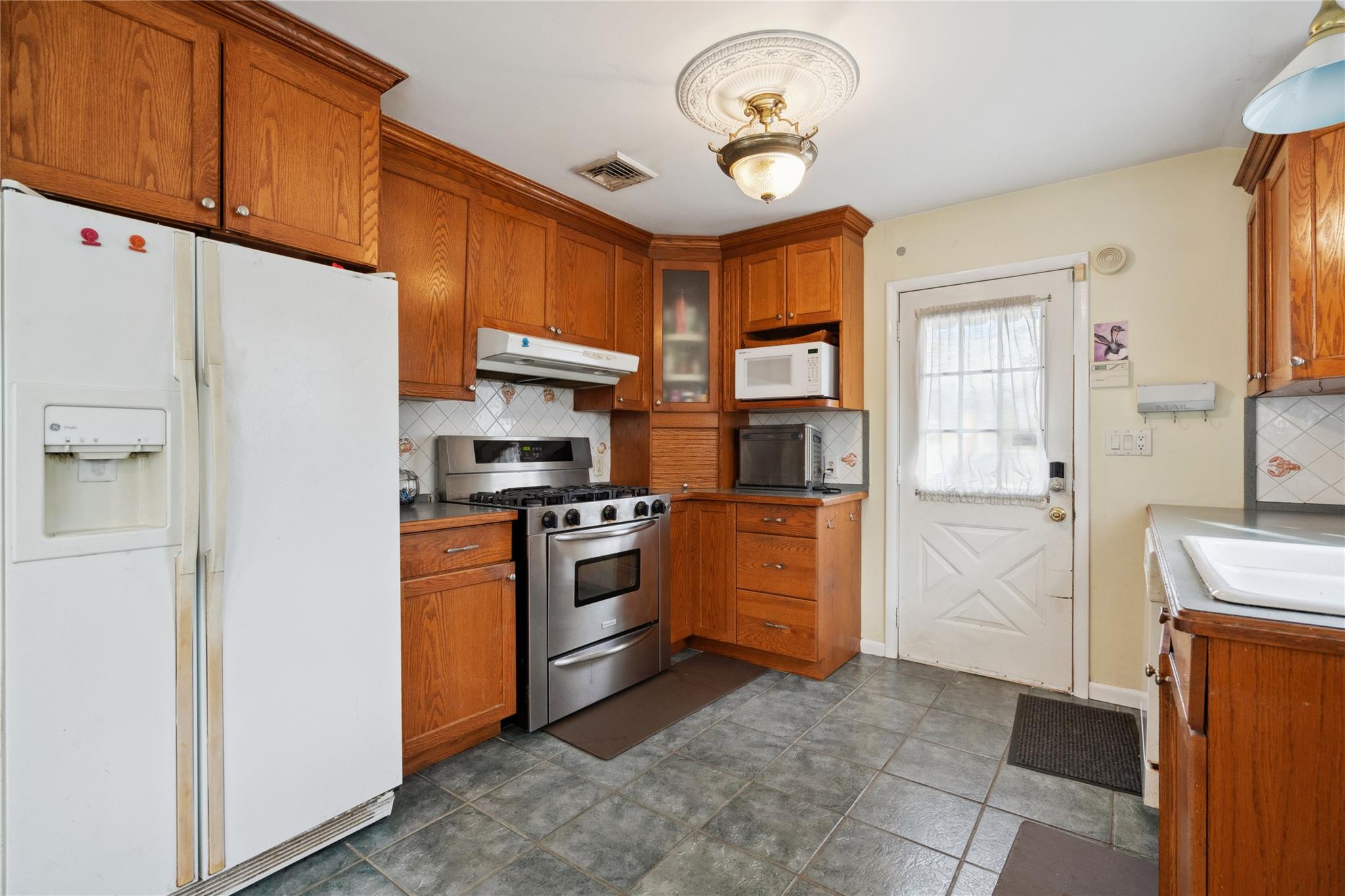 68 Lowell Road, Sayville, New York image 7