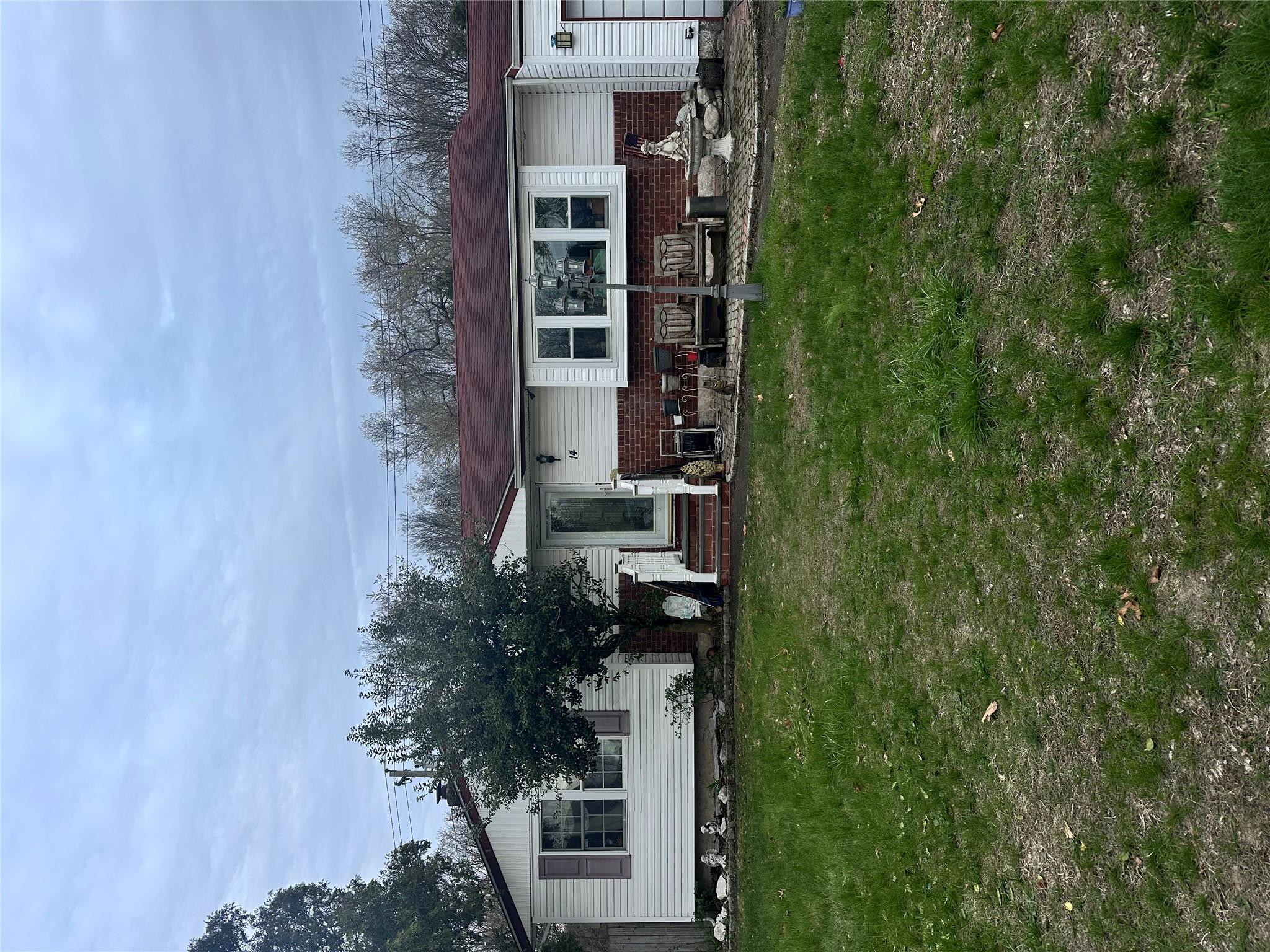 14 Urn Court, Brentwood, New York image 1