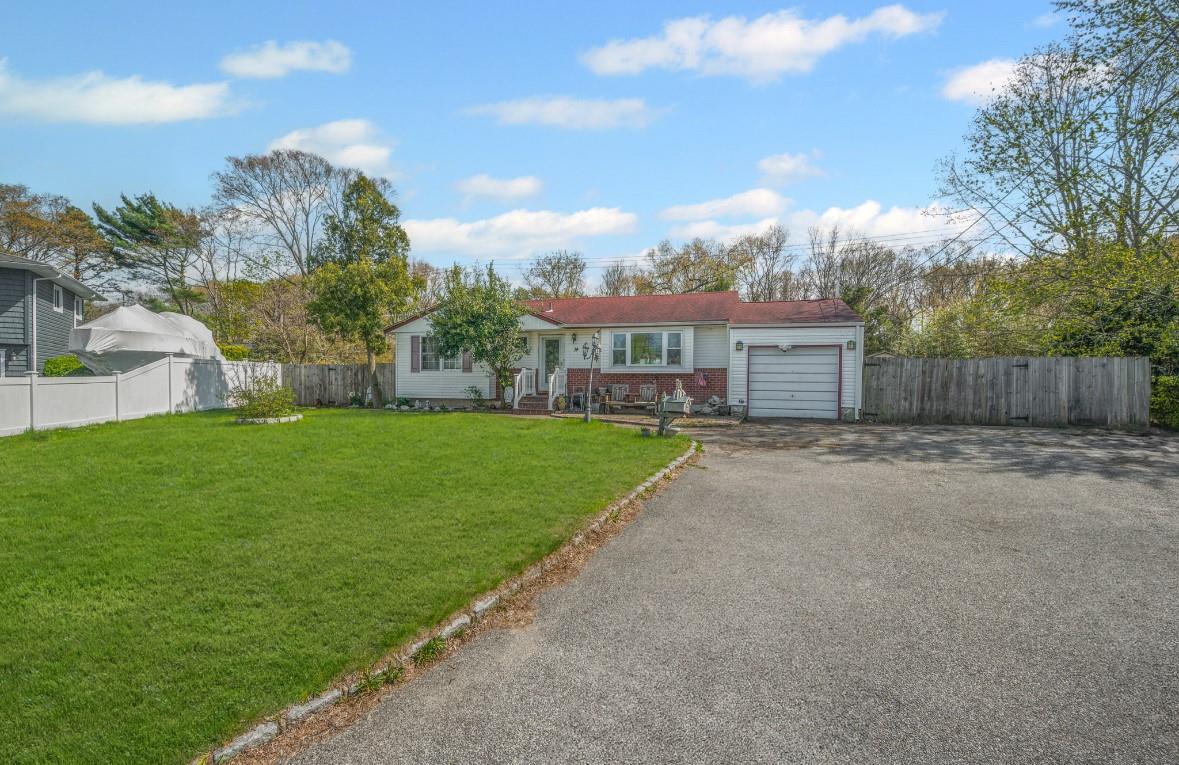 14 Urn Court, Brentwood, New York image 3