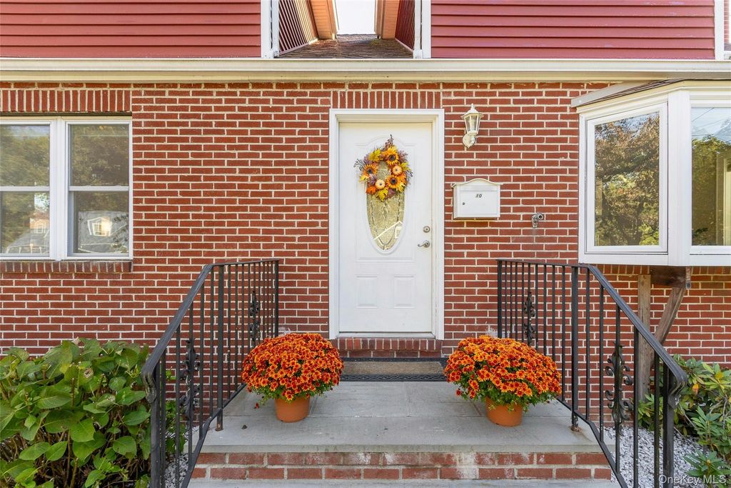 Photo of 10 Lakeview Avenue, Poughkeepsie, NY 12601 (MLS # 909087)