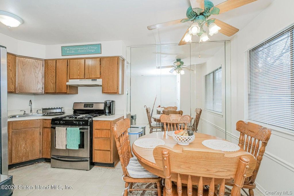 Photo of 31 Stonegate Drive, Staten Island, NY 10304 (MLS # 987006)