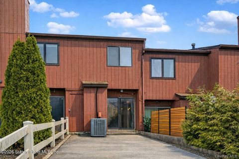 Photo of 31 Stonegate Drive, Staten Island, NY 10304 (MLS # 987006)