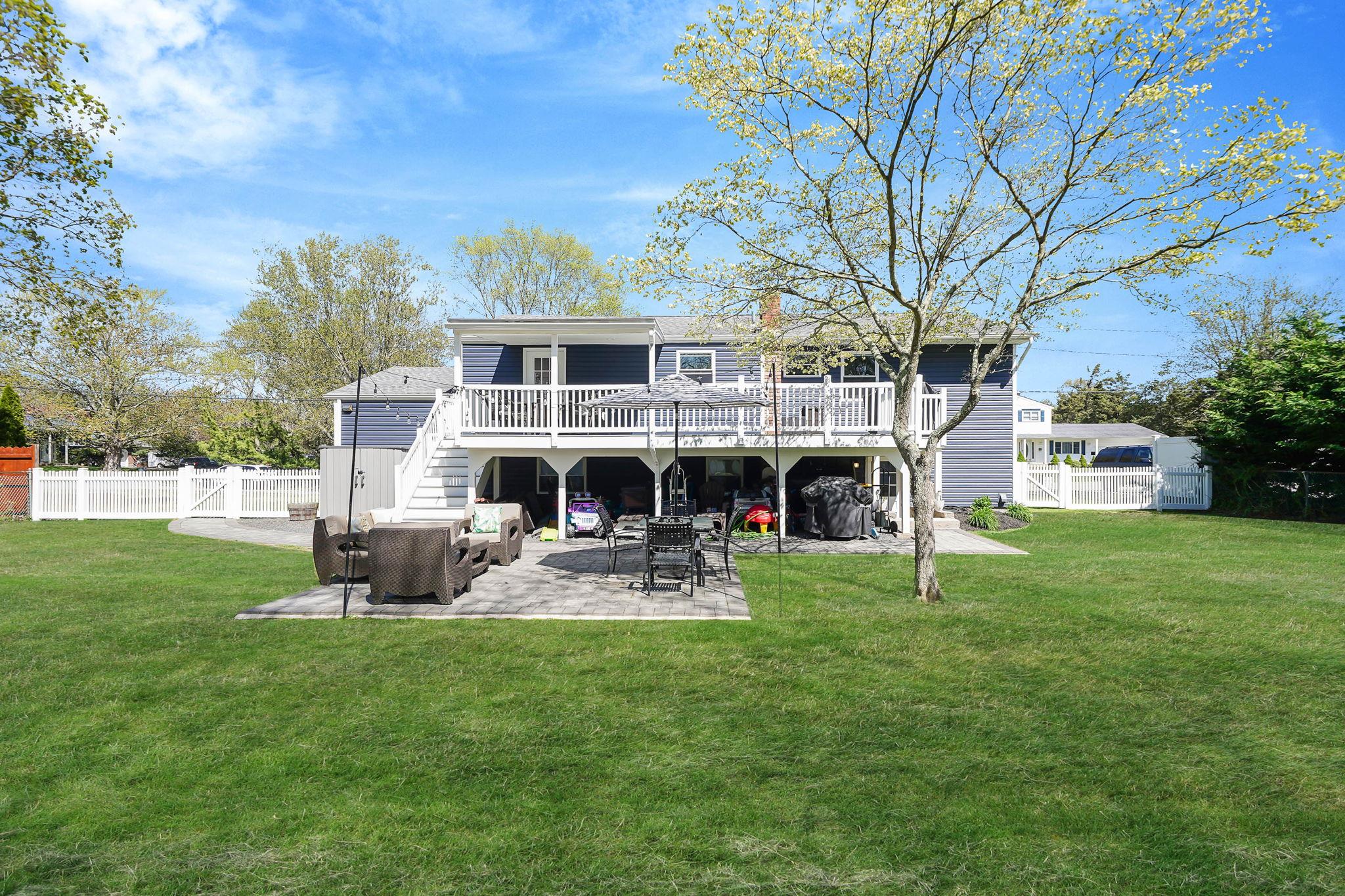 32 Country Greens Drive, Bellport, New York image 27
