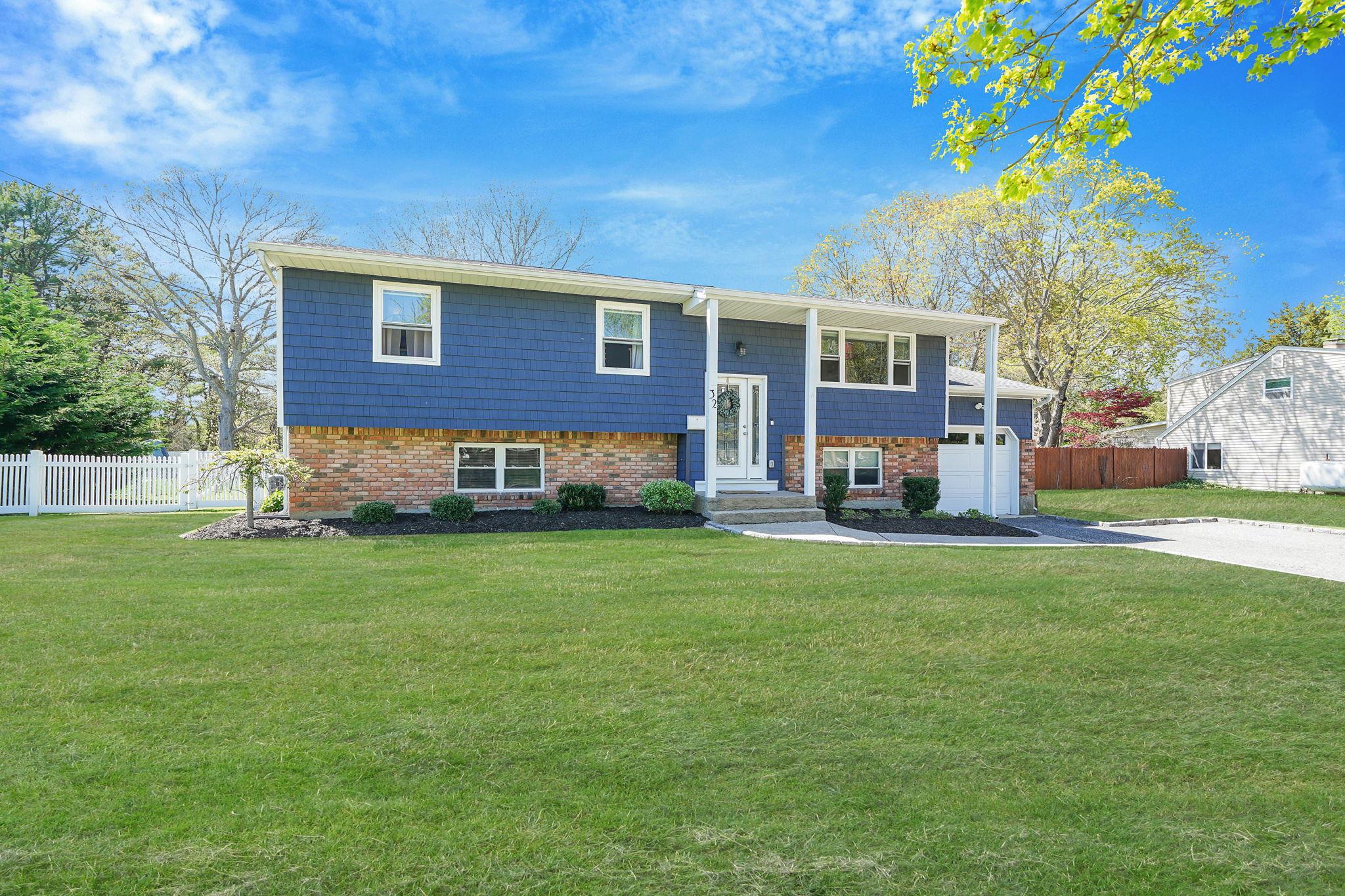 32 Country Greens Drive, Bellport, New York image 2