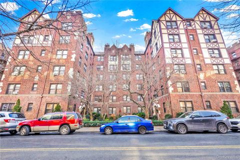 Photo of 68-30 Burns Street #C2, Forest Hills, NY 11375 (MLS # 949740)